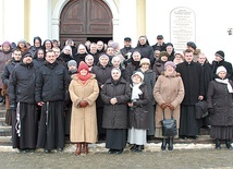  Uczestnicy spotkania po Mszy św. ustawili się do pamiątkowej fotografii.  Galeria na: radom.gosc.pl