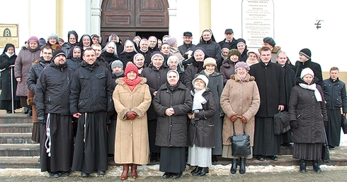  Uczestnicy spotkania po Mszy św. ustawili się do pamiątkowej fotografii.  Galeria na: radom.gosc.pl
