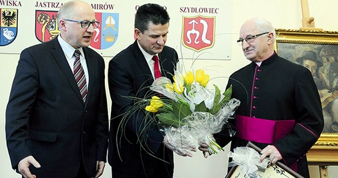  Nagrody wręczali (od lewej) Marek Sokołowski, przewodniczący Rady Powiatu, i starosta Włodzimierz Górlicki