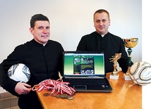  Organizatorzy turnieju: ks. Ireneusz Szustak (z prawej)  i ks. Maciej Jakubowski liczą na pełne trybuny