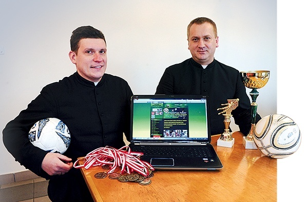  Organizatorzy turnieju: ks. Ireneusz Szustak (z prawej)  i ks. Maciej Jakubowski liczą na pełne trybuny