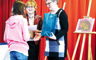  Laureatom konkursu gratulowała autorka albumu Danuta Szegda-Pestka (z lewej)