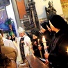  Biskup Roman poświęcił zapalone świece – gromnice. Potem wszystkie osoby konsekrowane odnowiły śluby zakonne