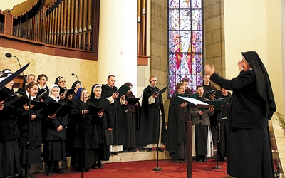  Śpiew na Mszy św. animował  chór międzyzakonny
