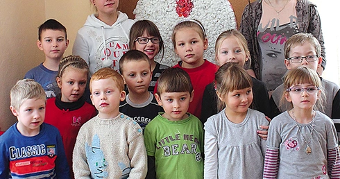  Jeden z dni przeznaczony był na lepienie bałwana. Ponieważ było zimno, dzieci ulepiły go z bibuły, którą przyklejały na brystol klejem zrobionym z mąki
