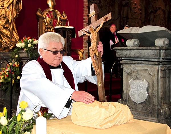 Pielgrzymowanie krzyża rozpoczęło się i zakończyło w katedrze wrocławskiej