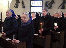 – Życie konsekrowane jest jak ów drżący na wietrze płomień, który musimy chronić – mówił siostrom i braciom zakonnym biskup Tadeusz Rakoczy