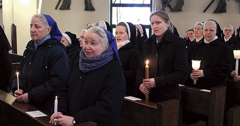 – Życie konsekrowane jest jak ów drżący na wietrze płomień, który musimy chronić – mówił siostrom i braciom zakonnym biskup Tadeusz Rakoczy