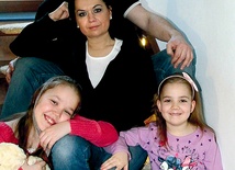  Irena i Rafał Wojtkiewiczowie są małżeństwem od 13 lat. Mają dwie córki Zosię (11 lat) i Marysię (6 lat) 