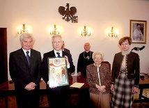  Marek Jurek z ikoną Świętej Rodziny. Druga z prawej Danuta Ciesielska,  wdowa po patronie nagrody