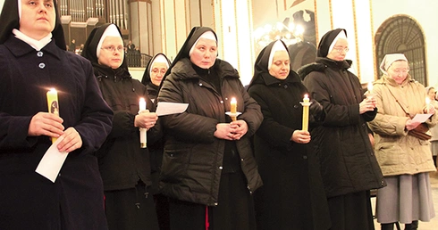  Po homilii osoby konsekrowane odnowiły swoje śluby