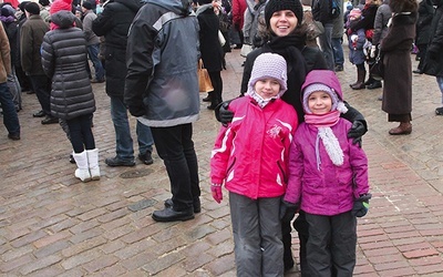 Manifestacja przy kolumnie Zygmunta odbyła się 2 lutego. Na zdjęciu: Joanna Obrzut z córką i bratanicą