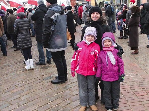 Manifestacja przy kolumnie Zygmunta odbyła się 2 lutego. Na zdjęciu: Joanna Obrzut z córką i bratanicą