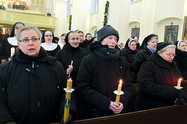  Polscy biskupi podkreślają, że życie konsekrowane nie jest czymś nudnym, bezbarwnym, niedzisiejszym, przeznaczonym dla tych, którzy nie są w stanie poradzić sobie w życiu