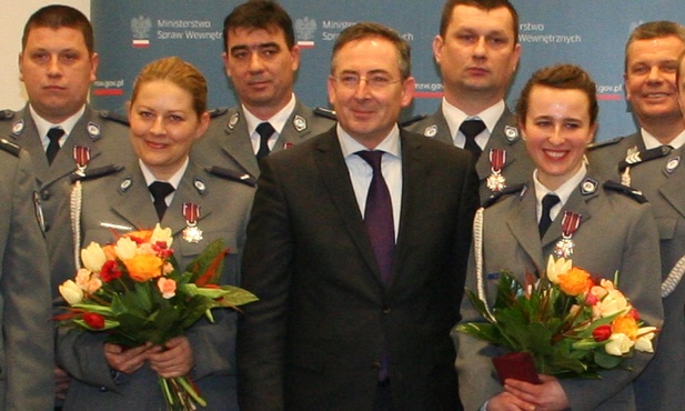 Minister spraw wewnętrznych Bartłomiej Sienkiewicz w otoczeniu żyrardowskich policjantek sierż. Anny Rabas-Szarskiej (po lewo) i sierż. Aleksandry Calik 