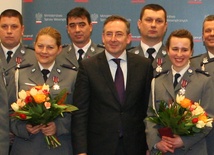 Minister spraw wewnętrznych Bartłomiej Sienkiewicz w otoczeniu żyrardowskich policjantek sierż. Anny Rabas-Szarskiej (po lewo) i sierż. Aleksandry Calik 