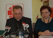 Koordynatorem akcji jest Iwona Stępniewska. Obok wicedyrektor diecezjalnej Caritas ks. Robert Kowalski