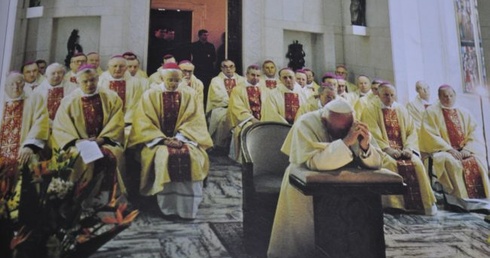Polscy biskupi w prywatnej kaplicy papieskiej z Janem Pawłem II w czasie wizyty ad limina w 1998 roku