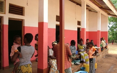 Przed oddziałem pediatrii w Bagandou