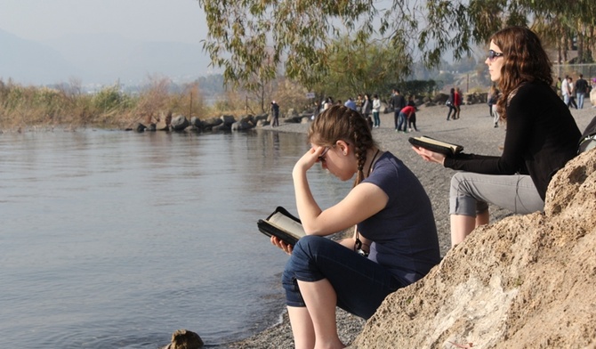 Z Biblią w ręku na Ziemi Jezusa