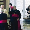  Bp Henryk Tomasik podczas audiencji z papieżem Franciszkiem. Przed ojcem świętym  bp Adam Odzimek