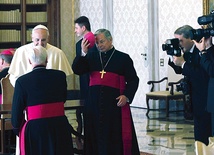  Bp Henryk Tomasik podczas audiencji z papieżem Franciszkiem. Przed ojcem świętym  bp Adam Odzimek