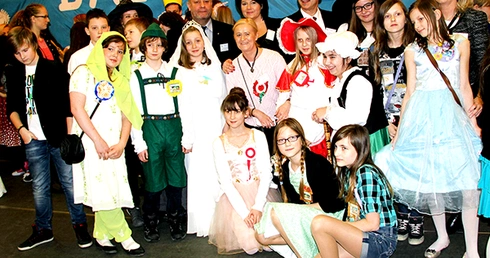  Jedna z pamiątkowych fotografii z gośćmi i opiekunami