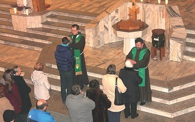  Błogosławieństwo indywidualne po Eucharystii w kościele franciszkanów w Zabrzu