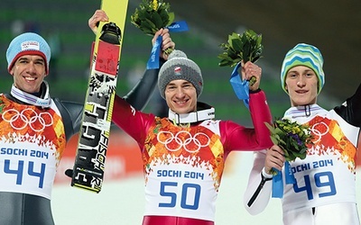 Kamil Stoch (w środku) w towarzystwie wicemistrza olimpijskiego Petera Prevca (z prawej) i zdobywcy brązowego medalu Andersa Bardala (z lewej)