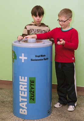 Pojemniki na zużyte baterie znajdują się w wielu szkołach 