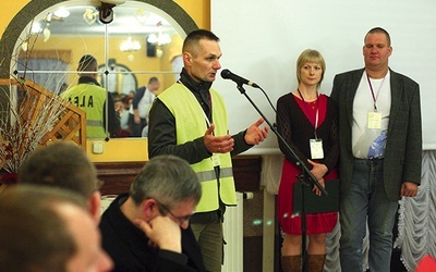 Do mikrofonu podchodzi mężczyzna, który przed chwilą ustawiał samochody na parkingu. Mówi zaledwie kilka minut,  a ja dyskretnie obserwuję, że wielu osobom wzruszenie zatyka gardło