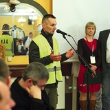 Do mikrofonu podchodzi mężczyzna, który przed chwilą ustawiał samochody na parkingu. Mówi zaledwie kilka minut,  a ja dyskretnie obserwuję, że wielu osobom wzruszenie zatyka gardło