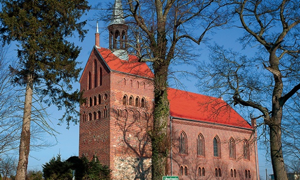 Wielka bryła kościelna z górującą nad okolicą wieżą jest teraz wizytówką gminy