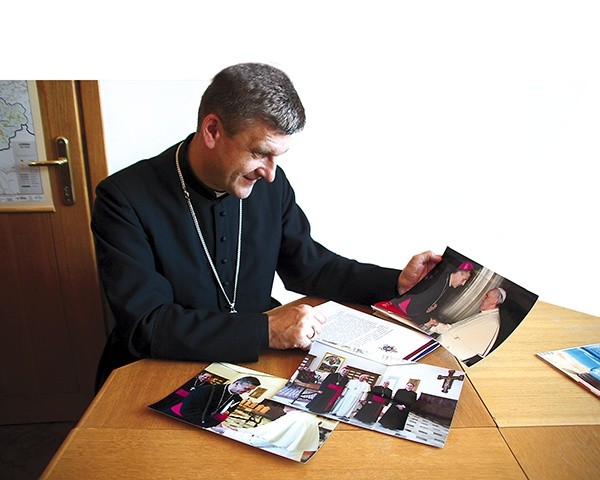 – Spotkanie z papieżem Franciszkiem było bezpośrednie i bardzo serdeczne – mówi bp Roman Pindel, patrząc na pamiątkowe zdjęcia z ojcem świętym 
