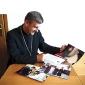 – Spotkanie z papieżem Franciszkiem było bezpośrednie i bardzo serdeczne – mówi bp Roman Pindel, patrząc na pamiątkowe zdjęcia z ojcem świętym 