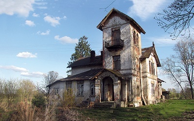 Niszczejący eklektyczny pałacyk w Krzynowłodze Wielkiej