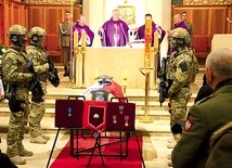  Przed rozpoczęciem liturgii trumna z ciałem generała została udekorowana wstęgą Orderu Wojennego Virtuti Militari 