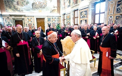 Papież Franciszek osobiście przywitał się z każdym  biskupem 