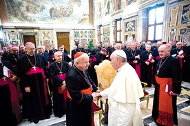 Papież Franciszek osobiście przywitał się z każdym  biskupem 