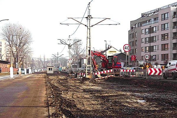  Od początku lutego przejazd remontowaną drogą przypomina wizytę na wielkim placu budowy