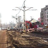  Od początku lutego przejazd remontowaną drogą przypomina wizytę na wielkim placu budowy