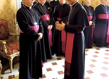 Prefekt Domu Papieskiego abp Georg Gänswein (z prawej) z metropolitą katowickim przed spotkaniem z papieżem Franciszkiem