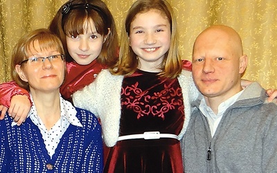  Uśmiechnięta Ania (w centrum zdjęcia) ze swoją rodziną