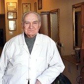 Pan Henryk pracujący razem z Andrzejem Borysiewiczem jest prawdopodobnie najstarszym czynnym fryzjerem w Lublinie 