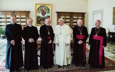 Otaczają papieża Franciszka (od prawej): bp Rudolf Pierskała, bp Paweł Stobrawa, bp Andrzej Czaja, ks. Joachim Kobienia, ks. Krzysztof Soczyński