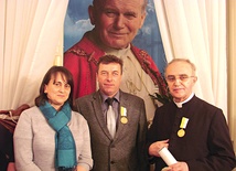  Ks. prał. Jan Nowakowski (z prawej) i Andrzej Świgost (w środku)