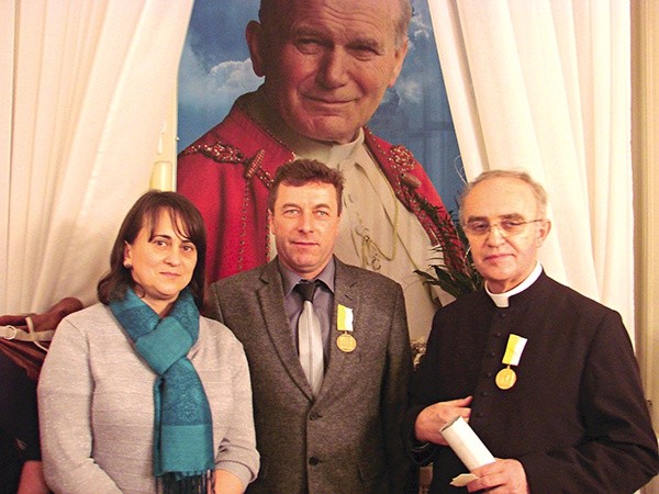  Ks. prał. Jan Nowakowski (z prawej) i Andrzej Świgost (w środku)