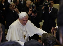 Hiszpania: media o decyzji Benedykta XVI sprzed roku