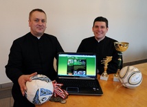 Ks. Ireneusz Szustak (z lewej) i ks. Maciej Jakubowski zachęcają diecezjan do kibicowania naszej drużynie