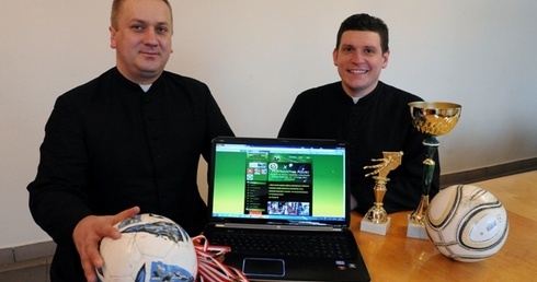 Ks. Ireneusz Szustak (z lewej) i ks. Maciej Jakubowski zachęcają diecezjan do kibicowania naszej drużynie